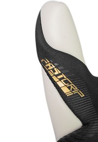 Schwarze sportliche Handschuhe mit strukturiertem Grip, die ein schlankes Design aufweisen. Akzente in Gold mit dem "Fast Grip"-Logo. Glatte Fingerspitze für Präzision.