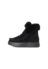 Botas de tobillo de ante negro con una suela gruesa negra, que cuentan con un puño de piel de lujo y un detalle trenzado en la parte superior. Textura suave en toda su superficie.