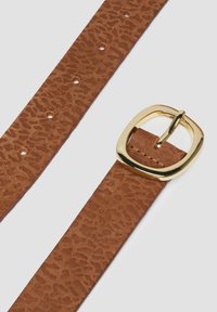 Brauner Ledergürtel mit geprägter Textur, mit einer quadratischen Schnalle aus goldfarbenem Metall und gleichmäßig verteilten Löchern entlang des Riemens.