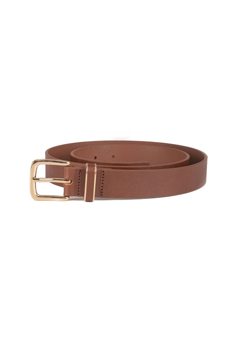 Ceinture en cuir marron enroulée avec une boucle rectangulaire dorée et deux passants de ceinture assortis sur un fond blanc.