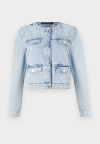 Ανοιχτό μπλε τζιν cropped μπο�υφάν με μακριά μανίκια, δύο τσέπες στο στήθος, κουμπώματα με κλίκ και διακριτική κεντημένη λεπτομέρεια στο στήθος.