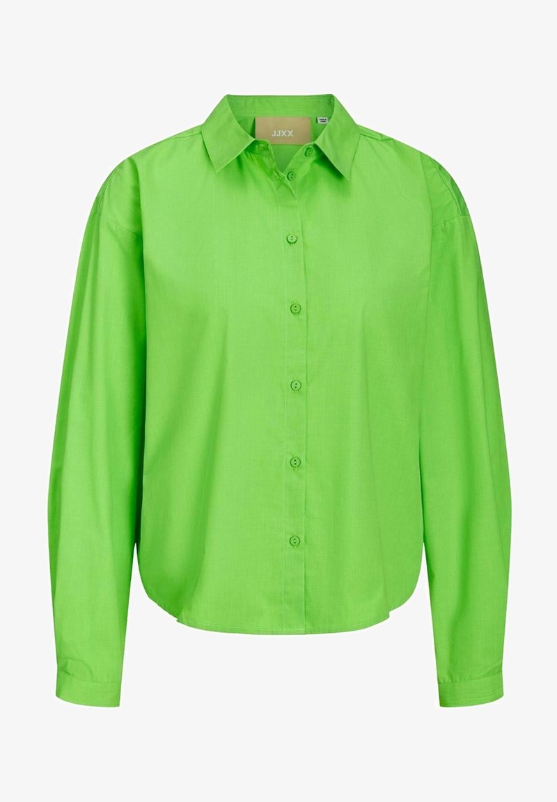 Chemise verte vif à manches longues boutonnée, avec col classique et ourlet légèrement arrondi, montrée sur fond blanc uni.