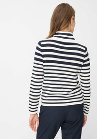 Marineblauwe en witte gestreepte trui met een hoge kraag, gemaakt van een zachte gebreide stof, met lange mouwen en een aansluitend model.