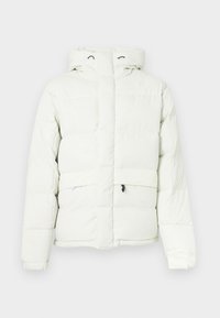 Veste matelassée blanche avec capuche, dotée d'une fermeture éclair, d'un design matelassé, de deux poches avant et d'un discret logo sur la poitrine.