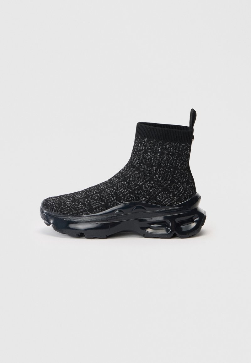 Czarny wysoki sneaker w stylu skarpetkowym z teksturowanym wzorem dzianiny i grubą masywną podeszwą z widoczną poduszką powietrzną, z pętelką z tyłu.