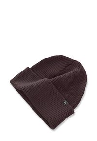 Dziergana czapka w kolorze ciemnego brązu, z prążkowaną fakturą i podwiniętym mankietem. Z boku znajduje się mała metka z logo.