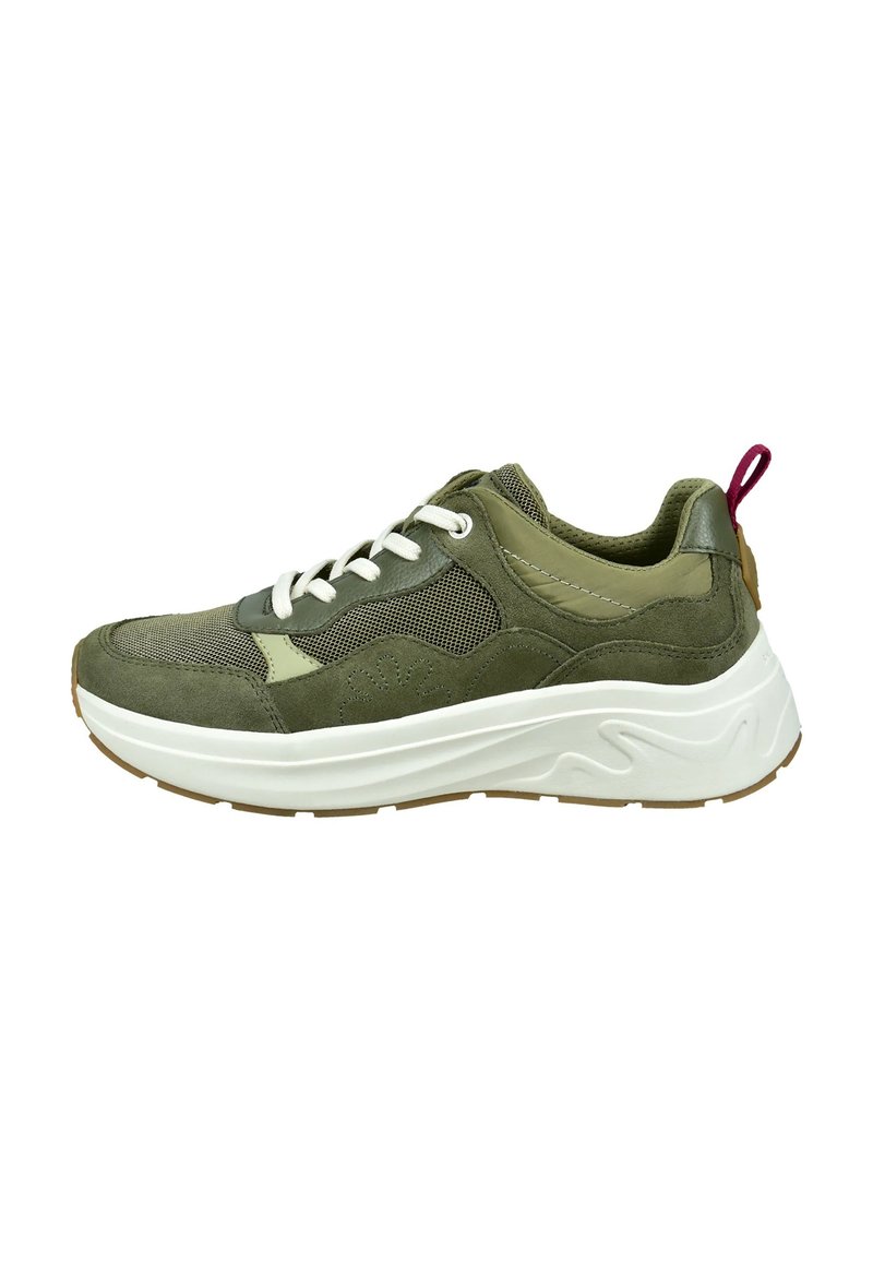 Olivgrüner Sneaker mit weißen Schnürsenkeln, dicker weißer Sohle, Mesh- und Wildlederelementen sowie einer roten Schlaufe an der Ferse.