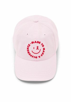 Hellrosa Baseballkappe mit rotem, gesticktem Smiley-Gesicht und dem Text „Made to make a difference“ in kreisförmigem Muster auf der Vorderseite.
