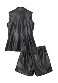 Gilet senza maniche in ecopelle nera con cuciture strutturate e pantaloni corti abbinati; texture liscia, design aderente, vita elasticizzata sui pantaloni.