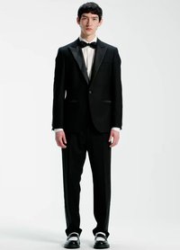 Crni smoking sa satenastim reverima, nošen preko bijele košulje za odelo. Sastoji se od crnih hlača i sjajnih crnih cipela. Glatki materijal sa krojem po mjeri.