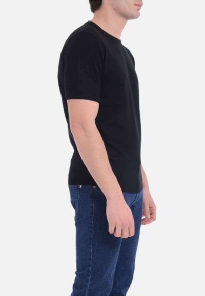 T-shirt nera a maniche corte con scollo rotondo, realizzata in morbido cotone, abbinata a jeans in denim blu dalla vestibilità slim.