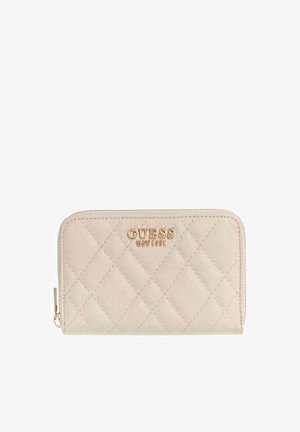 Portefeuille beige matelassé avec logo doré "GUESS EST 1981" et fermeture éclair sur le côté gauche.