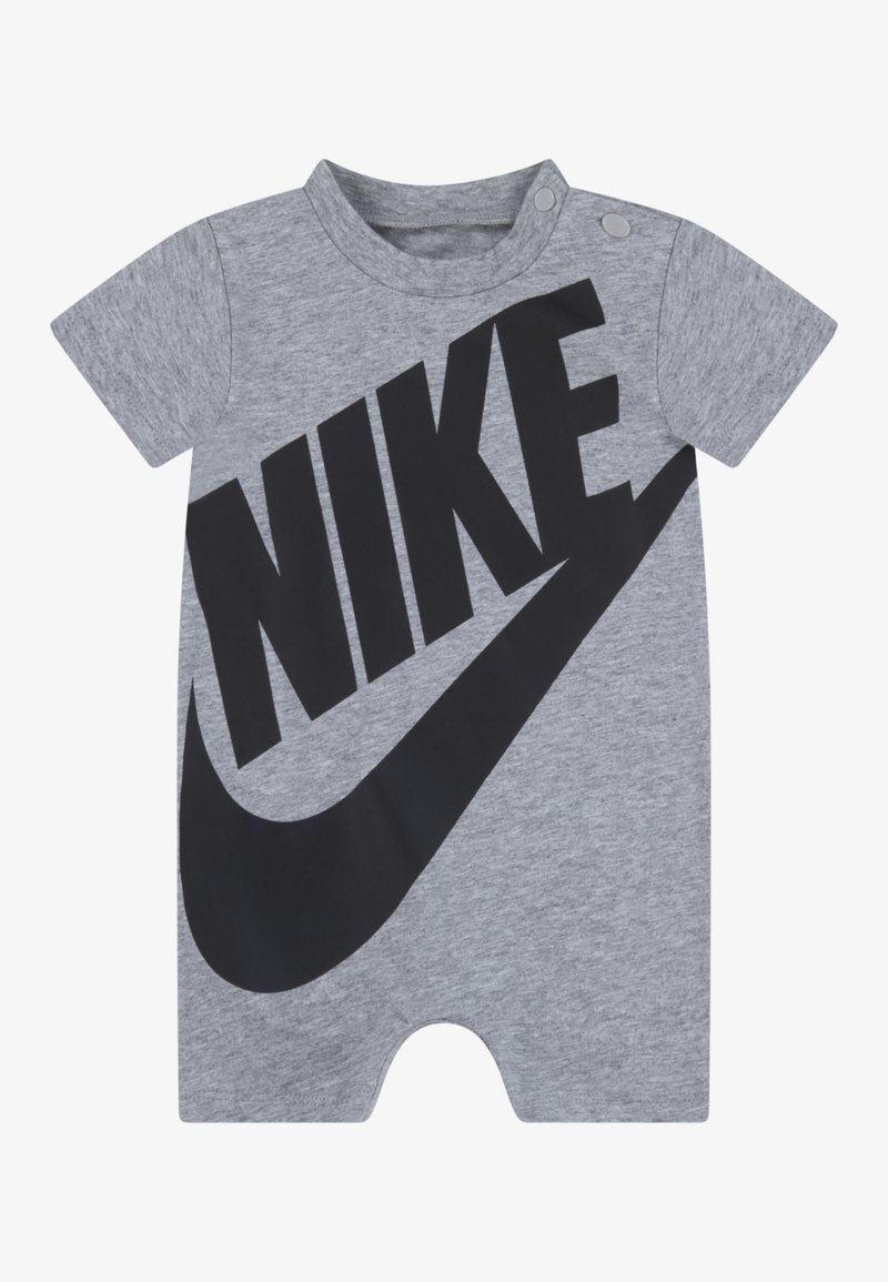 Grå bomullsbarneheldress med korte ermer, med en stor svart "NIKE"-logo og en swoosh-design. Trykknappslukking på skulderen.