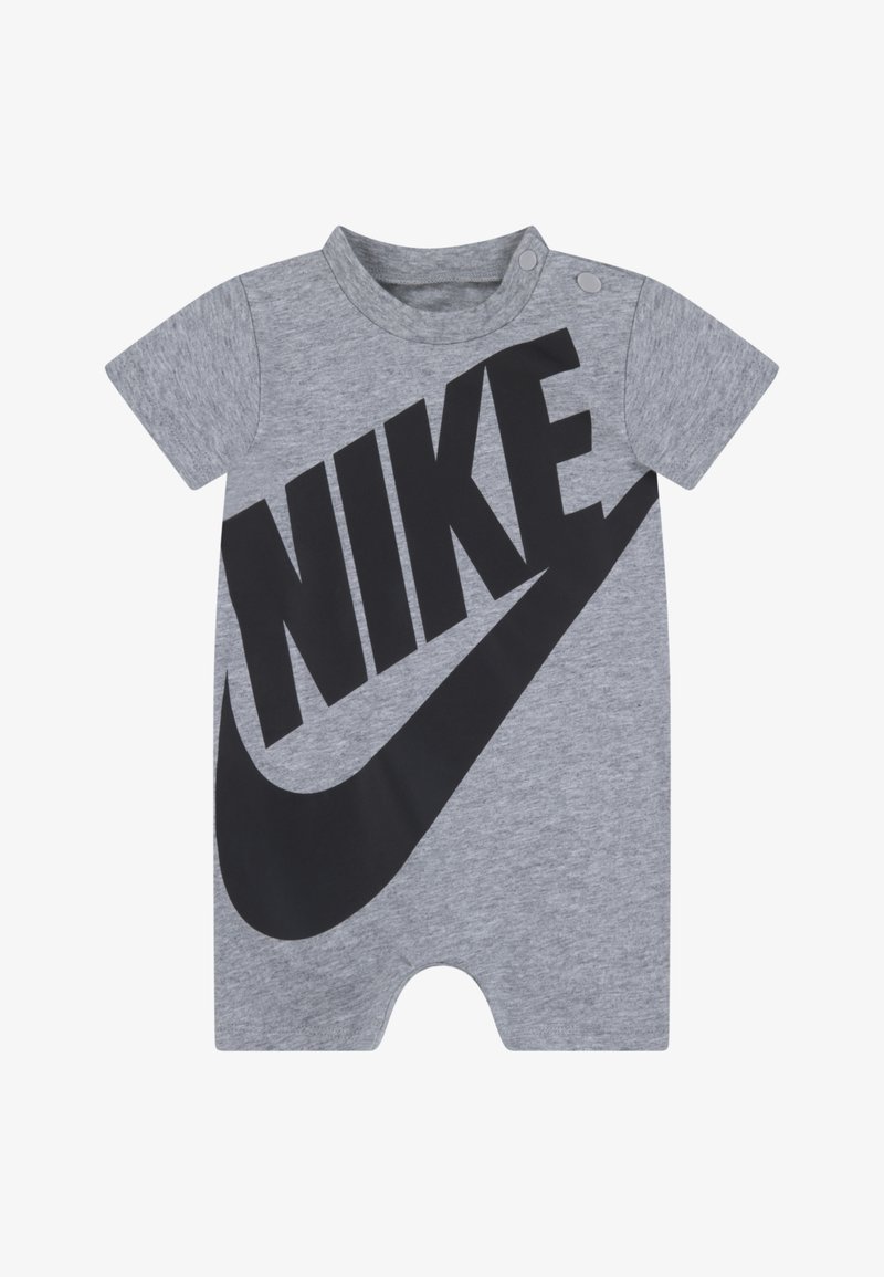 Pilkas medvilninis kūdikio kombinezonas trumpomis rankovėmis, ant kurio yra didelis juodas "NIKE" logotipas ir swoosh dizainas. Pečių srities užsegimas su spaustukais.
