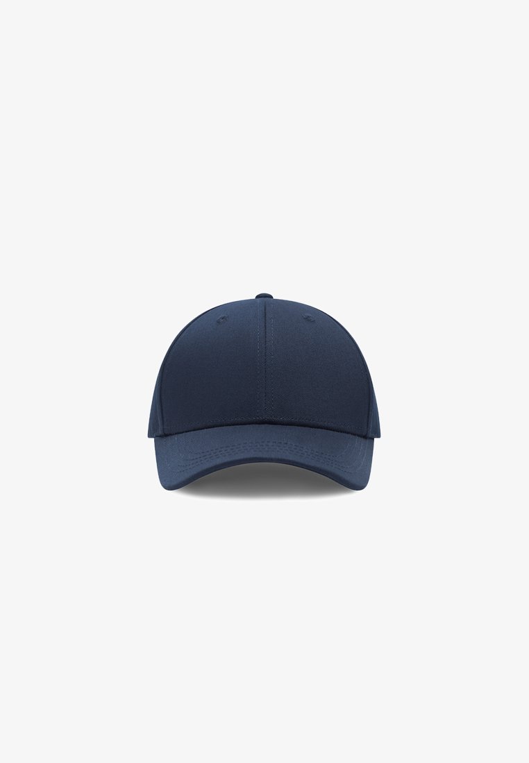 Marineblauwe pet van stof met een ronde rand, zes-panelen ontwerp en een knoop bovenop. Heeft een gladde textuur en geen zichtbare logo's.