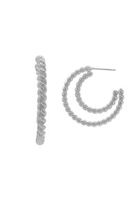 Orecchini a cerchio intrecciati in argento, uno grande e uno più piccolo, con un design a spirale texturizzato. Realizzati in metallo con una finitura lucida.