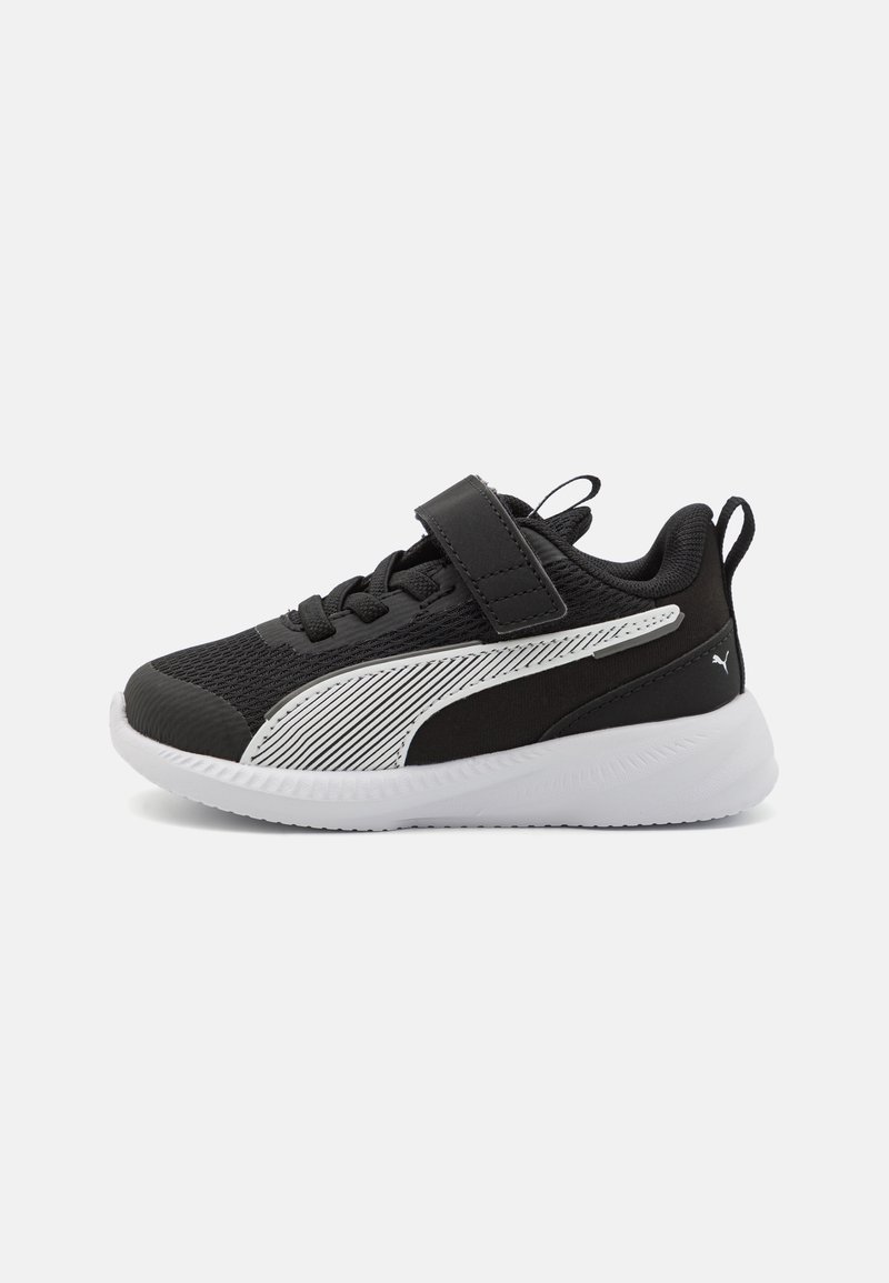 Baskets noires de sport avec tige en maille, accents blancs et bande Velcro. Elles disposent d'une semelle en caoutchouc texturé et d'une marque de signature au niveau du talon.