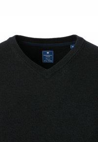 Schwarzer V-Ausschnitt-Pullover aus weichem Strickstoff. Verfügt über einen gerippten Halsausschnitt und eine subtile Struktur, mit einem Etikett, das "Redmond Casual" trägt.