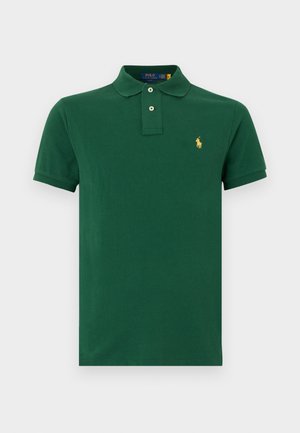 Mörkgrön kortärmad pikétröja med krage, tvåknappssprund och gul broderad logotyp på vänster bröst.