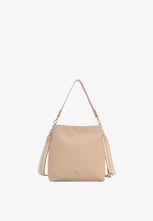 Lichtbeige leren handtas met een gladde textuur, korte handgreep en een schakelketting als accentband. Voorzien van een gouden embleem aan de voorkant.