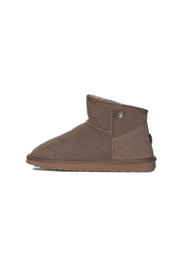 Stivaletto in suede marrone con un morbido rivestimento interno, design a profilo basso, punta rotonda e un pulsante decorativo sul lato esterno.