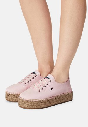 Lyserøde kanvas espadrillesko med vævet jute mellemsål og snøredesign. Har broderet logo og kontrasterende syninger.
