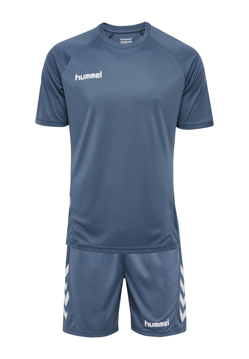 Blauwe sporttrui en shorts gemaakt van vochtregulerende stof. De trui heeft korte mouwen en een ronde halslijn; de shorts hebben een chevron-graphic aan de zijkant.