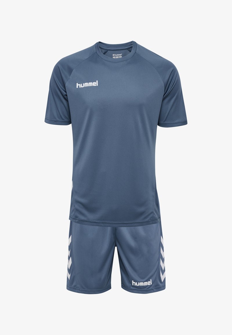 Blå sportströja och shorts i fukttransporterande material. Tröjan har korta ärmar och rund halsringning; shortsen har sidografik i chevronstil.