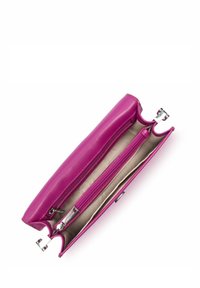 Clutch in pelle fucsia con texture liscia, dotato di un vano con zip e accessori in metallo color argento. L'interno è beige.
