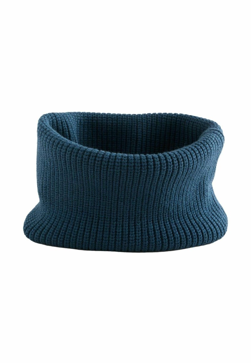Gestreifter blauer Strickschal, der ein breites, bequemes Design mit einer weichen Textur aufweist. Der Stoff ist dick und behält eine strukturierte Form.