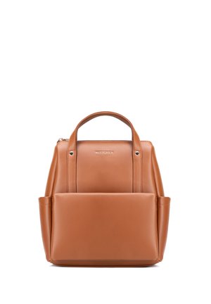 Tan lederen rugzak met bovenhandvat, voorvak met rits, zijvakken en merknaam "WITTCHEN" op het voorpaneel.