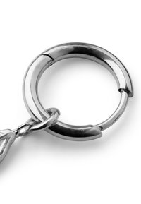 Metallnyckelring med blank silverfinish, rund form, utrustad med en liten fästanordning och en dekorativ droppformad hängande charm.