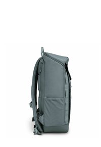 Zaino in nylon grigio con una forma aerodinamica, tasca frontale, spallacci imbottiti e dettagli in rete. Presenta una chiusura con zip in cima.