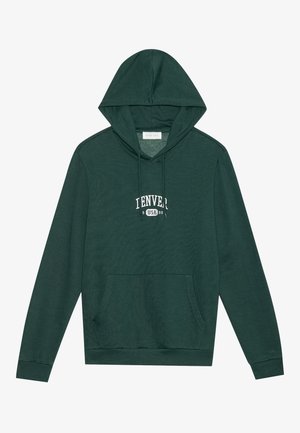 Ciemnozielona bluza z kapturem w stylu kangurka, z przednią kieszenią, z białą grafiką "DENVER USA 96" na piersi, wykonana z miękkiego materiału bawełnianego.