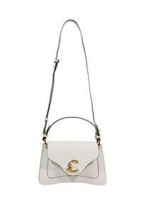 Hvid læderhåndtaske med buet klap, guldlås, topgreb og justerbar skulderrem mod en hvid baggrund.