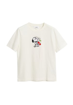 Witte T-shirt met korte mouwen met Snoopy die naast twee rode kersen zit en de tekst "So Sweet" erboven.