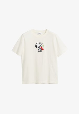 Witte T-shirt met korte mouwen met Snoopy die naast twee rode kersen zit en de tekst "So Sweet" erboven.