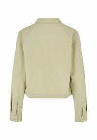 Chaqueta recortada en tela verde claro con un cuello, puños abotonados y un respaldo plano. Diseño sencillo con mínimos detalles de costura.