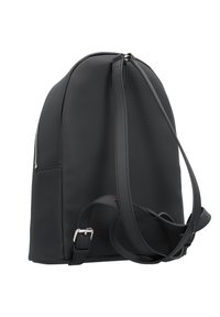 Svart nylonryggsäck med rundad form, slät textur, en sidoficka med dragkedja och justerbara axelremmar. Silverfärgade detaljer är synliga.