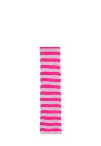Fascia in lana lavorata a maglia con strisce alternate rosa e rosa chiaro. Texture morbida, forma rettangolare e design a costine sul bordo superiore.