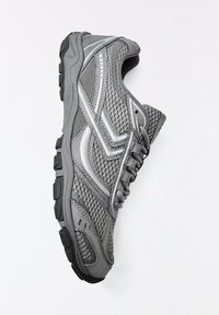 Baskets de sport grises avec dessus en mesh et synthétique, semelle en caoutchouc noire et lacets.