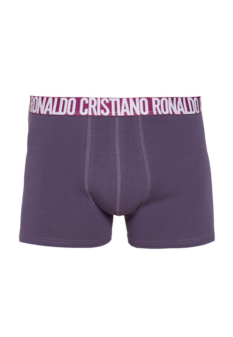 Boxers morados de algodón suave, con una cinturilla blanca que tiene impreso en negrita el texto "CRISTIANO RONALDO" en contraste.