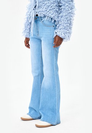 - Jeansy Bootcut