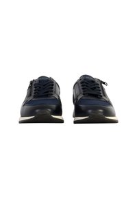 Zwarte sportschoenen met veters en zijritsen, met een bovenwerk van glad leer, textuurstoffen accenten en een rubberen zool.