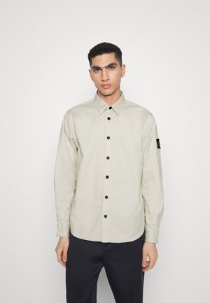 MONOLOGO BADGE SHIRT - Skjorta - eggshell
