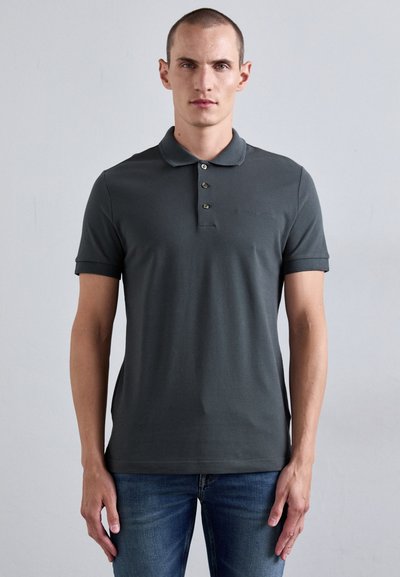 Mørkegrå polo t-shirt med klassisk krave, tre-knap lukning og korte ærmer. Glat tekstur, minimal branding på brystet.