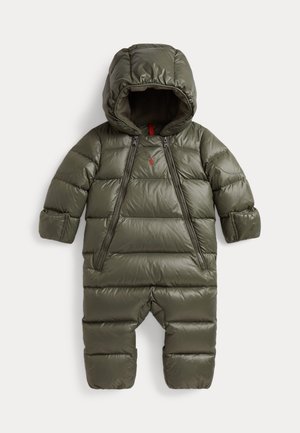 Olivengrøn foret baby-snedragt med hætte, to diagonale lynlåse foran og en lille rød broderet logo på brystet.