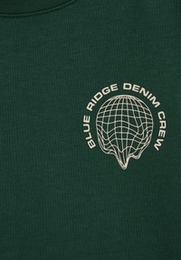Zeleni dukserica s okruglim izrezom i teksturiranom površinom, s bež grafikom globusa i natpisom "BLUE RIDGE DENIM CREW" u kružnom rasporedu.