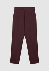 Pantalon à fines rayures bordeaux à coupe droite, avec poches arrière et une texture de tissu lisse.