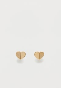 Ζευγάρι μικρών καρφωτών σκουλαρικιών σε χρυσό τόνο, σε σχήμα καρδιάς, με κάθετη γραμμή και χαραγμένο κείμενο σε κάθε πλευρά.